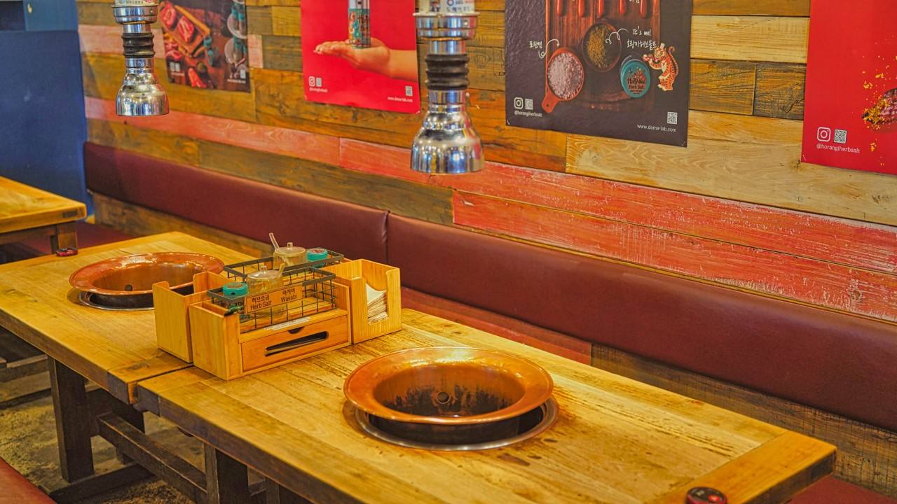 도마 홍대점 매장 내부 — interior of Doma Hongdae Korean BBQ (구운고기 · 烤肉) restaurant in Hongdae · 2